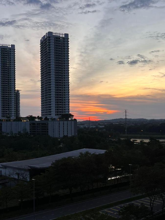 D Bunga 1 Moslim Homestay Pool View Legoland Nusajaya Nusajaya  Buitenkant foto