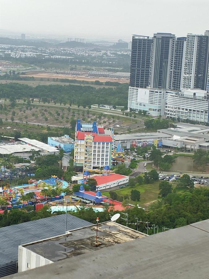 D Bunga 1 Moslim Homestay Pool View Legoland Nusajaya Nusajaya  Buitenkant foto